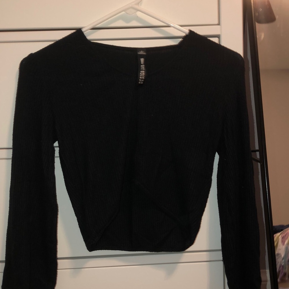 Cropped black shirt